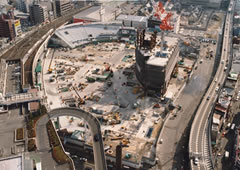平成13年2月　商業棟地下逆打、掘削工事　Ｎ棟地上鉄骨工事