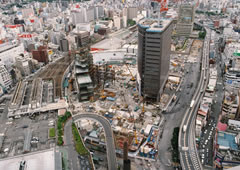 平成13年6月　商業棟地上鉄骨工事開始　ウインズ先行エリア　1Ｆ床躯体工事　蔵前地下道工事