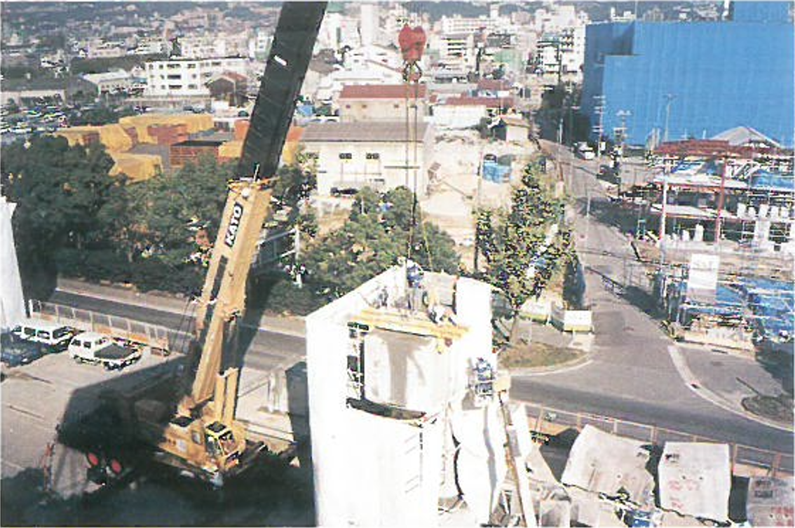 1995年兵庫県南部地震により損傷した橋脚の撤去工事 （3号神戸線復旧第