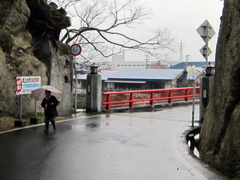 左岸橋詰の岩盤切割り