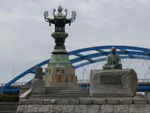 齋瀬山登の銅像と太助燈籠