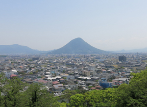 丸亀城の石垣と天守