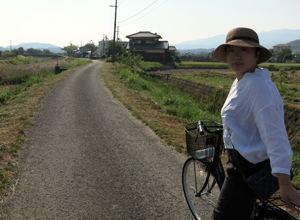 金倉川沿いの道を自転車で満濃池に向かう