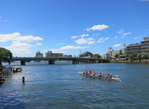 松江市街を南北に分断する大橋川