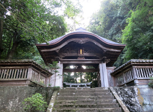 不昧公の廟門全景