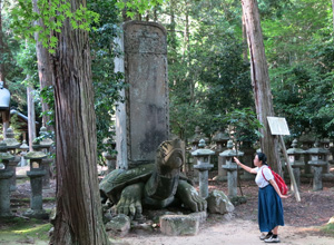 大亀の石造