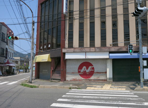下校時によったスポーツ用品店　シャッターが閉まってる