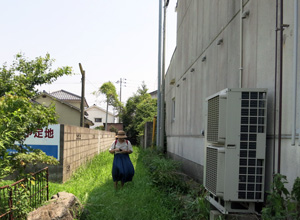 右側が手形を押した建物の露台