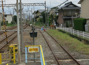 近鉄養老線の友江駅　下車した女性が線路を辿っていってしまった・・（写真中央）