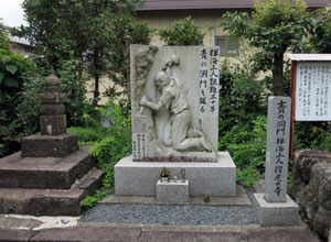 禅海上人のレリーフ　向かって左は禅海上人の供養塔