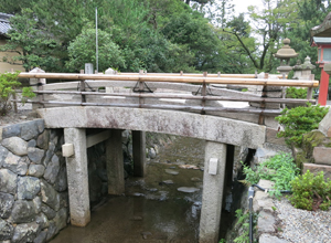 下向橋　重要文化財　輪橋の横にかかる人が渡る橋である