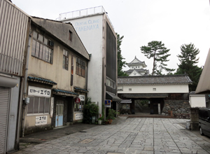 昭和の匂いが漂う建物のすぐ先に復元された大垣城がみえる