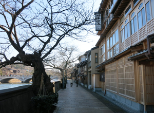 中の橋から浅野川大橋までは主計町重要伝統的建造物郡保存地区