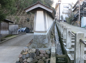 八坂を流れ落ちる辰巳用水からの水流