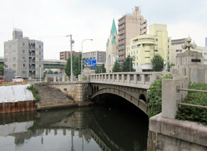 岩井橋　運河だったので川に降りられるように石段がある