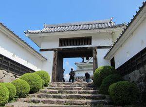 天守へと続く門をくぐると・・