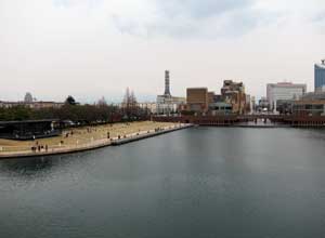 富岩運河環水公園　写真左が世界一美しいというスタバ