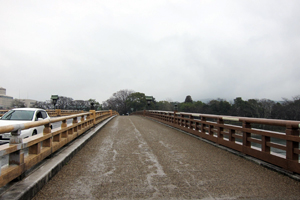 後楽園へと続く旭川を渡る橋