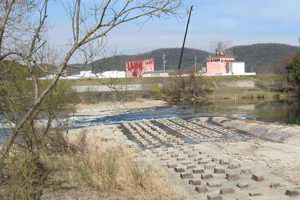 クラレ取水堰　旭川河口にあるクラレ岡山事業所への工業用水を取水する