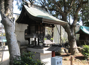本殿の裏にあるおきた姫神社