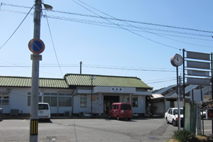 旭川の河川敷を自転車で進む